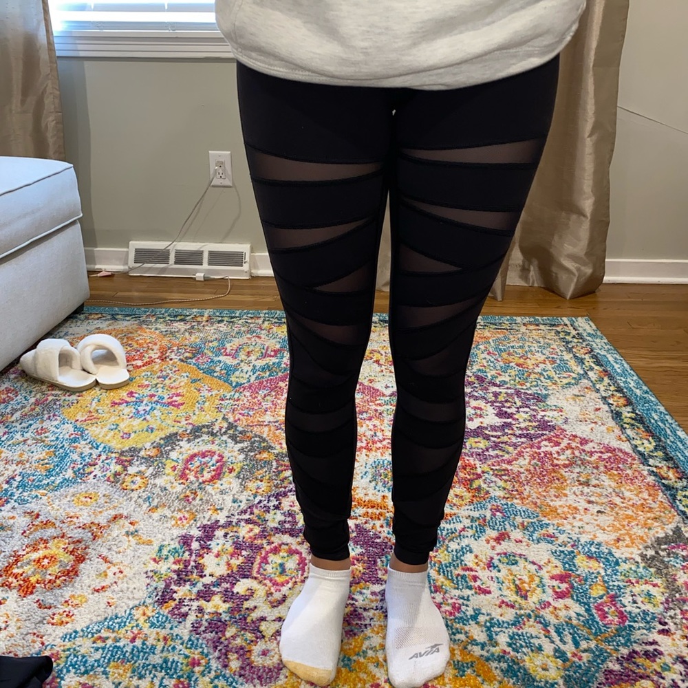 Black lulu lemon leggings with mesh! Size 4